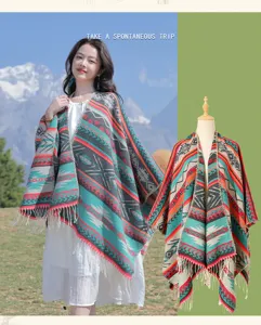 Nahaufnahme eines ethnischen Strickschals mit geometrischen Mustern und Fransen