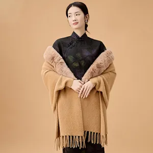 Elegante chal de punto color camel con cuello de piel sintética suave y flecos