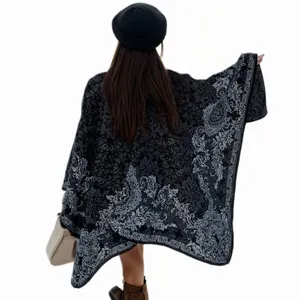 Vue arrière d'un châle en tricot élégant avec motif floral baroque