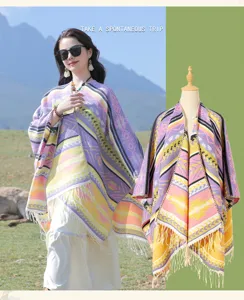 Detailansicht des ethnischen Strickschals mit Quasten und bunten geometrischen Mustern