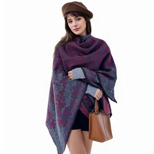 Vue macro détaillée d'un châle tricoté à fleurs vintage pour femmes en violet et gris