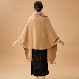 Vista trasera de chal de piel sintética camel con borlas para novia o estilo qipao.