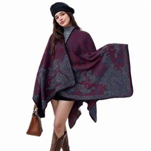 Vue détaillée d'une cape châle en tricot rouge à motif cachemire avec un drapé élégant pour femme