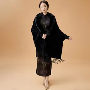 Elegante chal negro con cuello de piel sintética y borlas, sobre un qipao tradicional