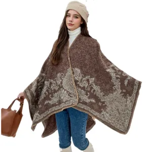 Détail de haute qualité d'un poncho en maille marron à motifs vintage sur un mannequin