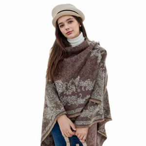 Détail rapproché montrant le motif cachemire floral complexe sur un châle d'hiver en tricot