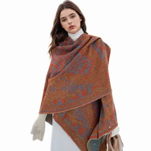 Capture détaillée des motifs en maille vintage complexes sur un châle d'hiver