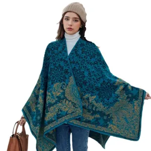 Vue détaillée d'un élégant châle en tricot aux motifs floraux bleus et dorés sur un mannequin