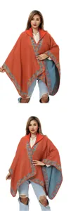 Poncho bohemio de punto con capucha para mujer con unos bonitos detalles de flores