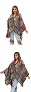 Detailweergave van een stijlvolle geruite poncho met capuchon voor dames in herfstkleuren