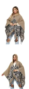 Vista detallada de un poncho tejido para mujer con diseño floral, capucha y flecos