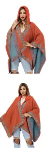 Dos vistas detalladas de un elegante poncho tejido bohemio con capucha y ribete étnico chic