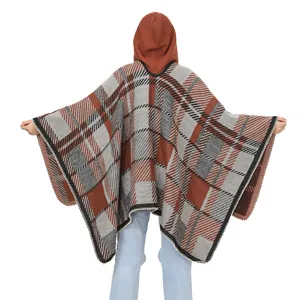 Achteraanzicht van de geruite gebreide poncho met capuchon in roestoranje en grijs design