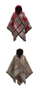 Detailopname van twee kleurvarianten van geruite poncho's met capuchon en sierstiksels