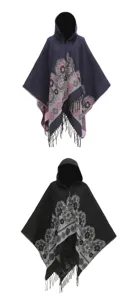 Vista detallada de ponchos con capucha y flores tejidas en azul marino y negro con flecos