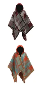 Detailweergave van twee stijlvolle geruite poncho's met capuchon in bordeaux en oranje