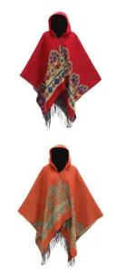 Vista detallada de ponchos con capucha tejidos en rojo y naranja con flores