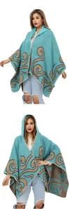 Detailansicht eines blaugrünen Damen-Strickponchos mit braunen Wirbelmustern und Kapuze