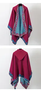 Poncho tejido con capucha de estilo bohemio para mujer con vistas frontal y trasera en magenta