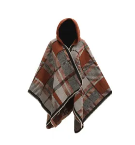 Gedetailleerde weergave van een geruite poncho met capuchon en oranje en grijs patroon