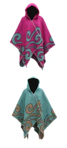 Detailansicht von zwei gestrickten Kapuzenponchos mit Wirbelmuster in Pink und Türkis.