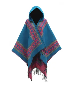 Poncho en maille à capuche élégant avec motifs de cœurs et détails de franges noires.