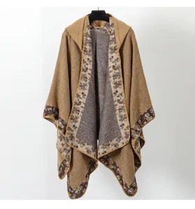 Vista detallada del poncho con capucha tejido bohemio con ribete de estampado floral