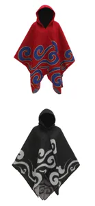 Detailansicht von gestrickten Kapuzenponchos in Rot und Schwarz mit Ethno-Wirbelmuster