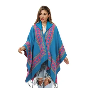 Poncho à capuche tricoté bleu avec motifs de cœurs roses et franges élégantes pour femme