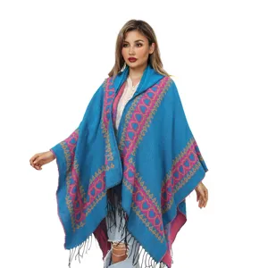 Châle poncho en maille d'hiver avec motif de cœur et franges pour un look élégant