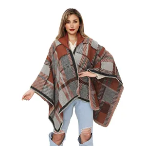 Stijlvolle bruin-grijze geruite poncho met capuchon voor dames op wit