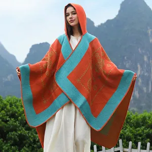Detailansicht eines Kapuzenstrickponchos mit orange-türkis Kontrastmustern in Landschaften