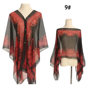 Detaillierte Ansicht des transparenten Strand-Schals mit rotem Paisley-Muster