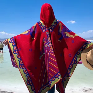 Rückansicht eines dicken roten Kapuzenponchos mit traditionellen Phoenix-Mustern