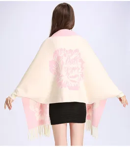 Detailansicht der Rückseite eines dicken Jacquard-Schals mit Quasten und Ärmeln