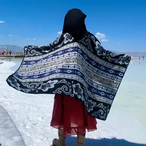 Detailansicht eines verdickten ethnischen Kapuzen-Ponchoschals für Winterreisen.
