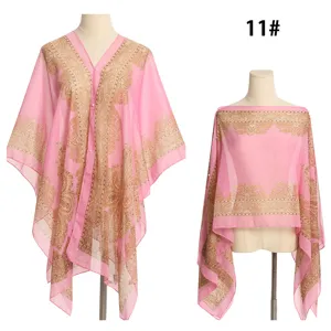 Detailansicht eines rosa Chiffon-Strandschals mit Paisley-Muster und Perlen