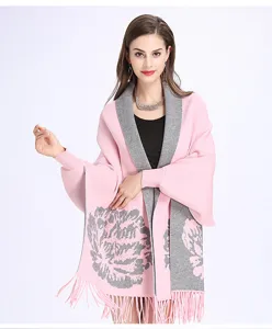 Detaillierte Vorderansicht des rosa-grauen Jacquard-Schals mit Pfingstrosenmuster und Fransen