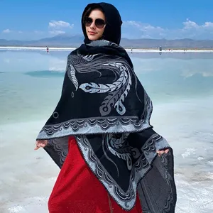 Dickes Kapuzen-Schal-Poncho mit Vintage-Muster für Winterreisen und Wärme im Freien