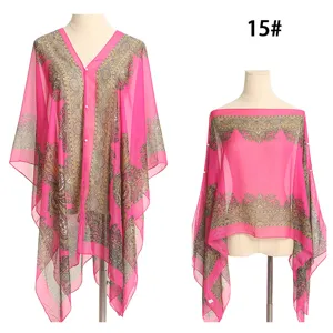 Strand-Überwurf aus Chiffon mit Paisley-Muster und Perlenknöpfen auf der Schneiderpuppe