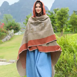 Detailansicht eines modischen Kapuzen-Strickschal-Ponchos mit ethnischem Muster für Reisen