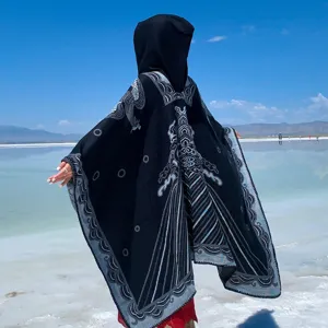 Rückansicht eines ethnischen Strick-Ponchos mit Kapuze vor einem malerischen Salzsee.