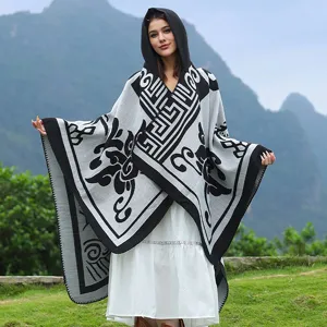 Detaillierte Ansicht des Strickponchos mit Kapuze und einem schwarz-grauen Ethno-Muster