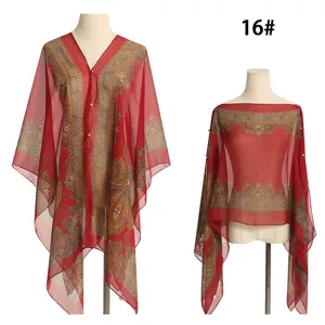 Elegantes rotes Chiffon-Tuch mit Paisley-Muster und Perlenknöpfen für den Strand.