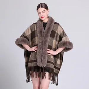 Eleganter Strickponcho mit flauschigem Pelzkragen und klassischem braunem Karomuster
