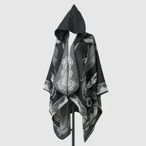 Detail des dicken Winter-Ponchos mit Kapuze und grauem Feder-Jacquard-Muster