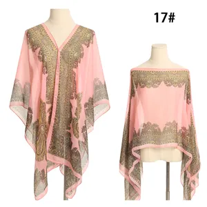 Detailansicht des rosa Chiffon-Strandtuches mit Paisleymuster und Perlenknöpfen