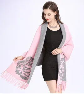Detailansicht des pink-grauen Jacquard-Strickschals mit Blumenmuster und Fransen