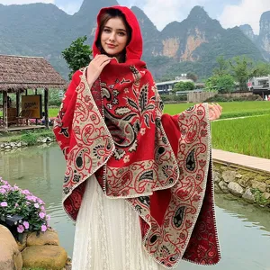 Detailansicht eines roten Paisley-Jacquard-Schals mit Kapuze, präsentiert von einem Model