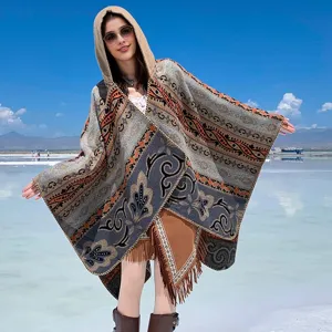 Böhmischer Kapuzen-Poncho mit Paisley-Muster und Fransen für herbstliche Reisen